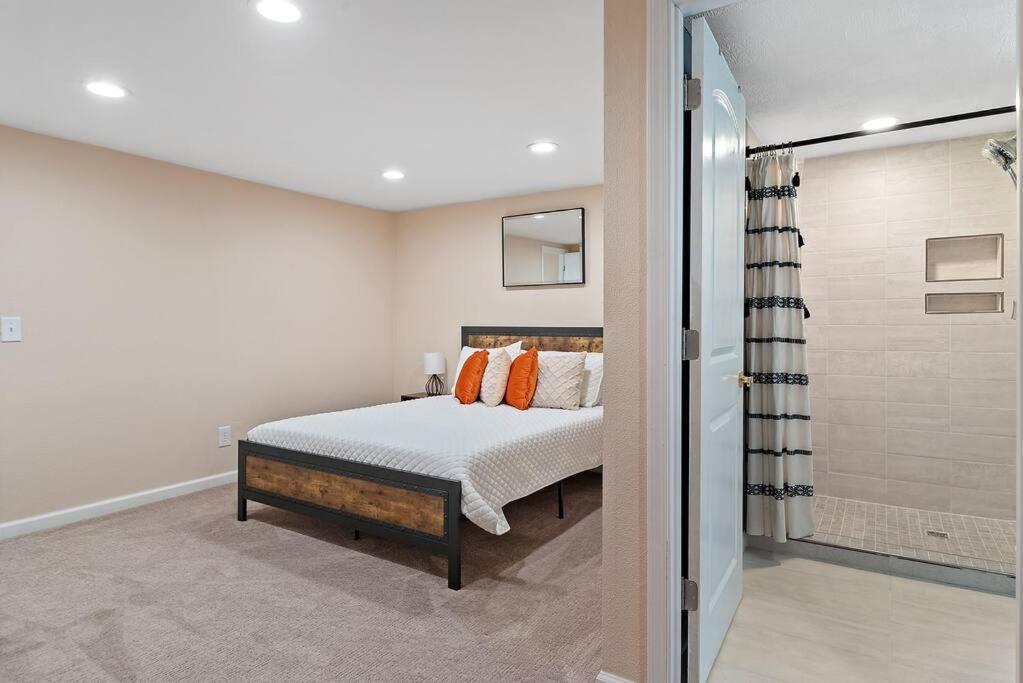 Unique 4 Season Porch 6 Queen Beds Huge Space Rapid City Buitenkant foto