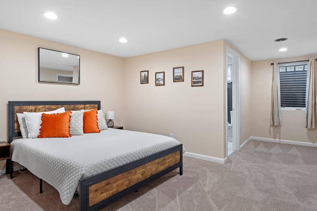 Unique 4 Season Porch 6 Queen Beds Huge Space Rapid City Buitenkant foto
